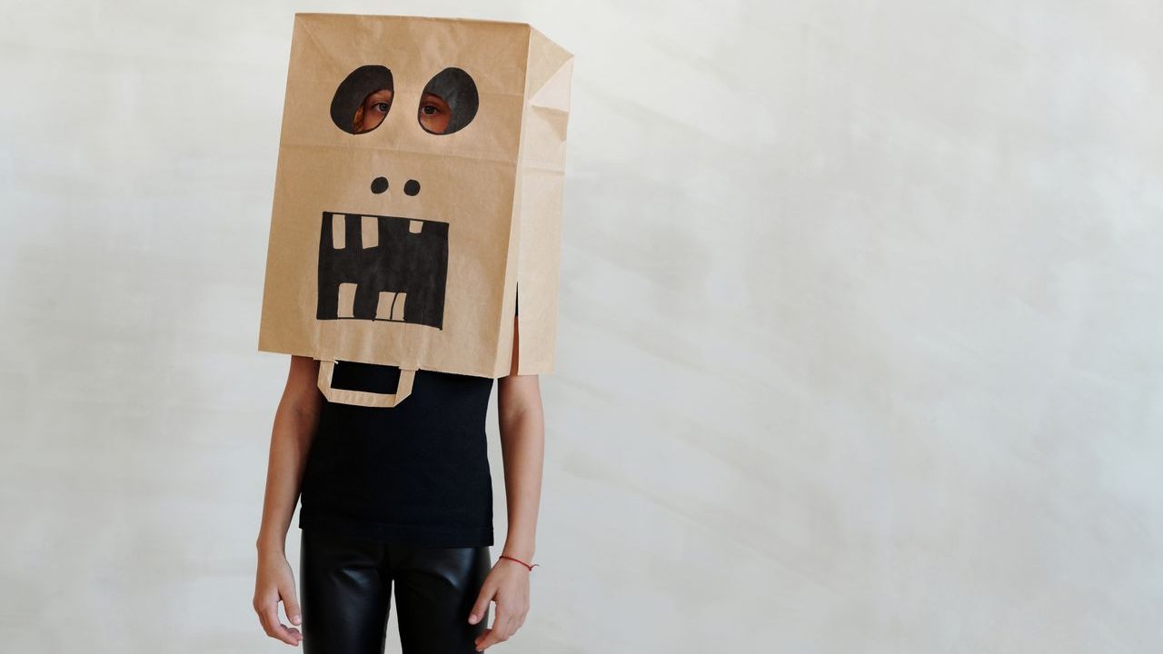 Accueil Représentation du masque social et de la peur du rejet, entraînant la suradaptation